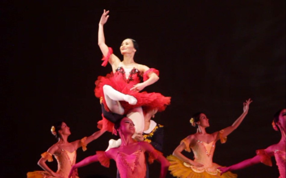 Lisa Macuja is raised aloft in PAQUITA GRANDE DISVERTISSEMENT. THE LEGENDS AND THE CLASSICS ENCORE was held at the CCP last Oct 12, 2013. Catch Lisa’s other performances: La Bayadere—Nov. 17, 730pm, The Nutcracker gala is on Nov. 29, 730 pm, Dec. 1 and 7, 3pm And Heart 2 Heart: Ballet & Ballads, Feb 21, 2014 730pm all at the Aliw Theater. Photo by Jude Bautista