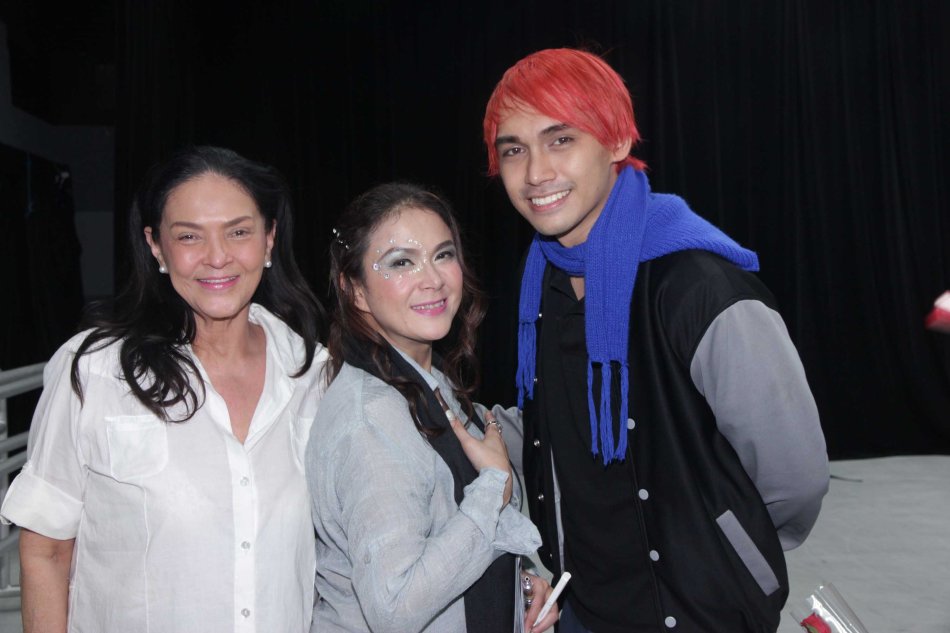 from left: proud mom Gina Pareño, Raquel Parño and Red (Marco Viaña). Catch the family friendly musical SANDOSENANG SAPATOS at the CCP from December 7-15, 2013. Photo by Jude Bautista 