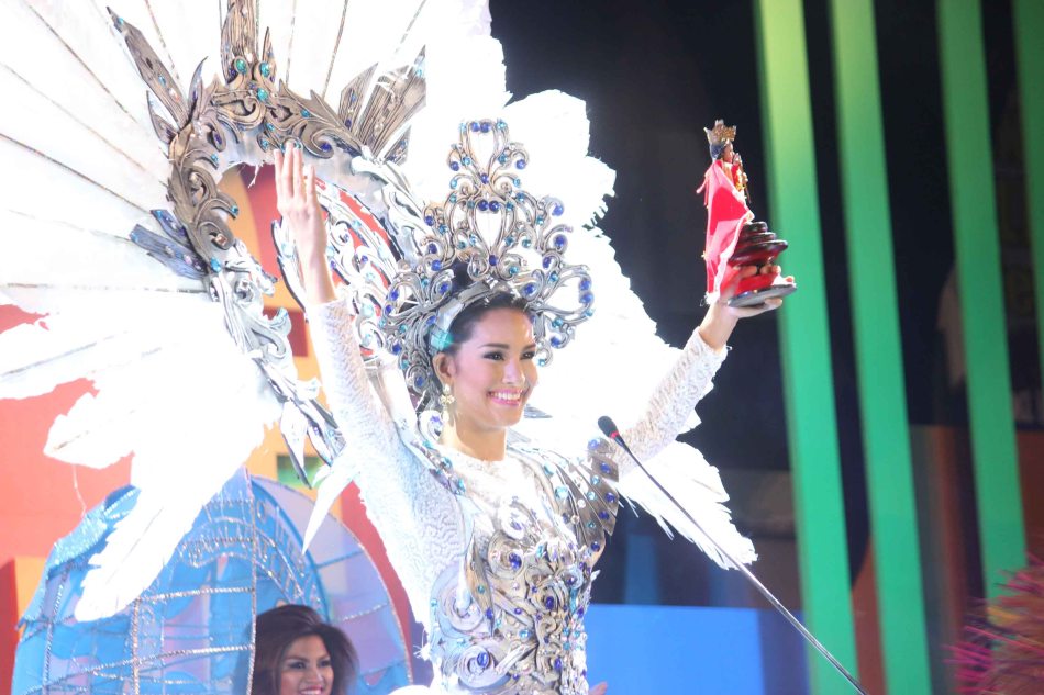 Reyna ng Aliwan 2014 winner No.6 Steffi Rose Aberasturi – Sinulog Festival, Cebu City, also garnered Best in Festival Costume, Miss Unique Smile, Best in Swimsuit / Coca Cola Body, Best in Evening Gown / Miss Dazzling Beauty. Reyna Ng Aliwan pageant was held last April 26, 2014 at the Aliwan Theater grounds, CCP Complex. Photo by Jude Bautista