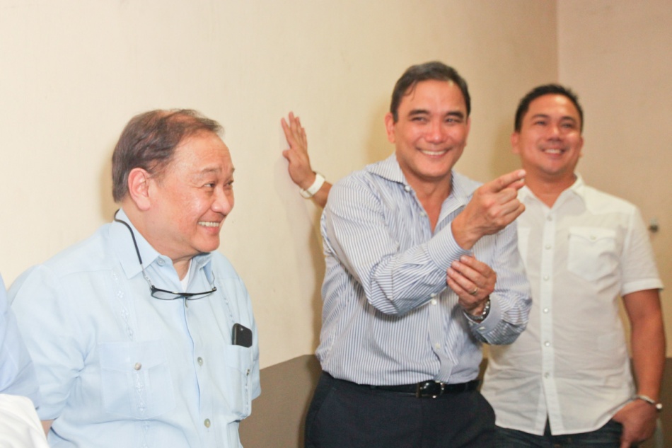 from left: PLDT Chairman and SBP Pres. Manny V Pangilinan and MPTC Pres. & CEO Ramoncito Fernandez. Catch PBA games live in SMART ARANETA Coliseum. If not you can watch the PBA’s 40th season live airing on TV5 five times a week on TUES, WED and FRI, with the first game at 4:15 p.m. and the second game at 7 p.m.; on SAT at 5 p.m.; and SUN at 3 p.m. and 5 p.m. Photo by Jude Bautista