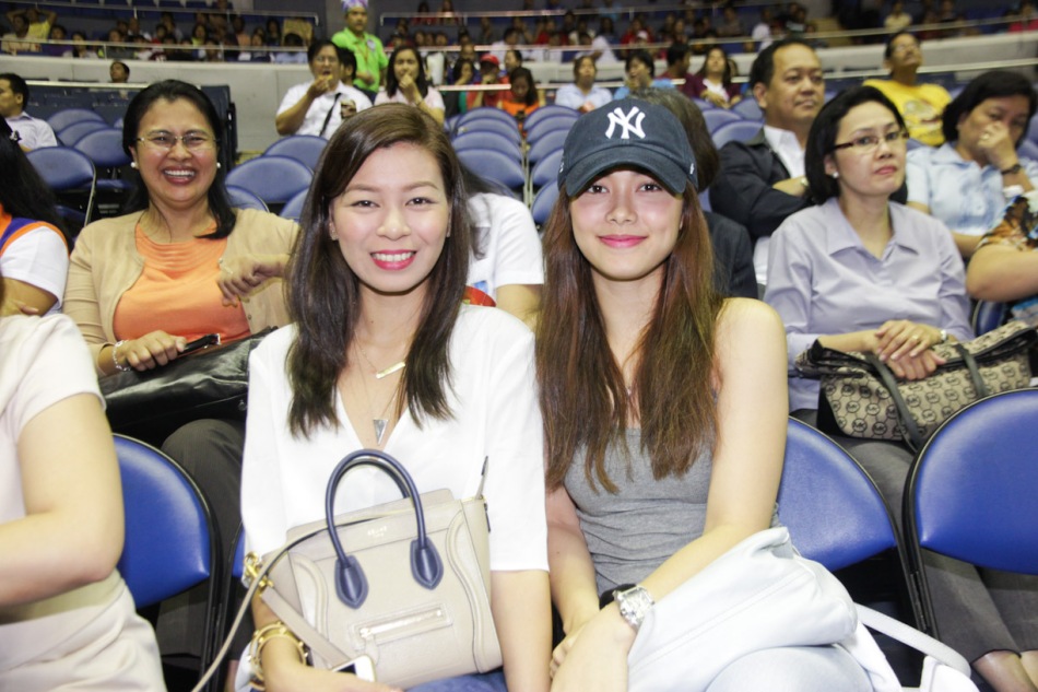 right (in Yankees cap) Maja Salvador loves the PBA. Catch PBA games live in SMART ARANETA Coliseum. If not you can watch the PBA’s 40th season live airing on TV5 five times a week on TUES, WED and FRI, with the first game at 4:15 p.m. and the second game at 7 p.m.; on SAT at 5 p.m.; and SUN at 3 p.m. and 5 p.m. Photo by Jude Bautista