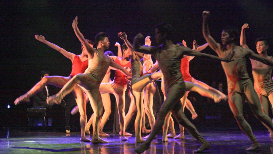 The U.E. Silanganan Dance Troupe & Phil. Ballet Theater excerpt DARANGEN NI BANTUGEN choreographed by Gener Caringal. Jesse Lucas FULL RANGE is part of the TRIPLE THREATS series The composers at CCP Tanghalang Aurelio Tolentino last August 20, 2015. Photo by Jude Bautista